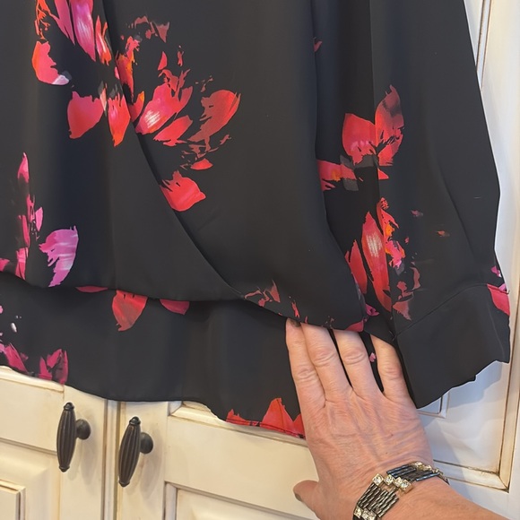 New item! Vince Camuto blouse size medium peekaboo feature and beaded collar - Picture 4 of 16